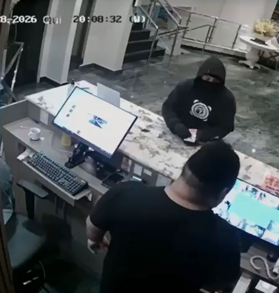 Assaltante é flagrado por câmeras em dois roubos à mão armada em dois dias