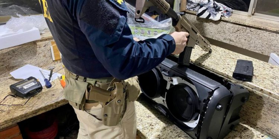 PRF encontra fuzil escondido em caixa de som na BR-277