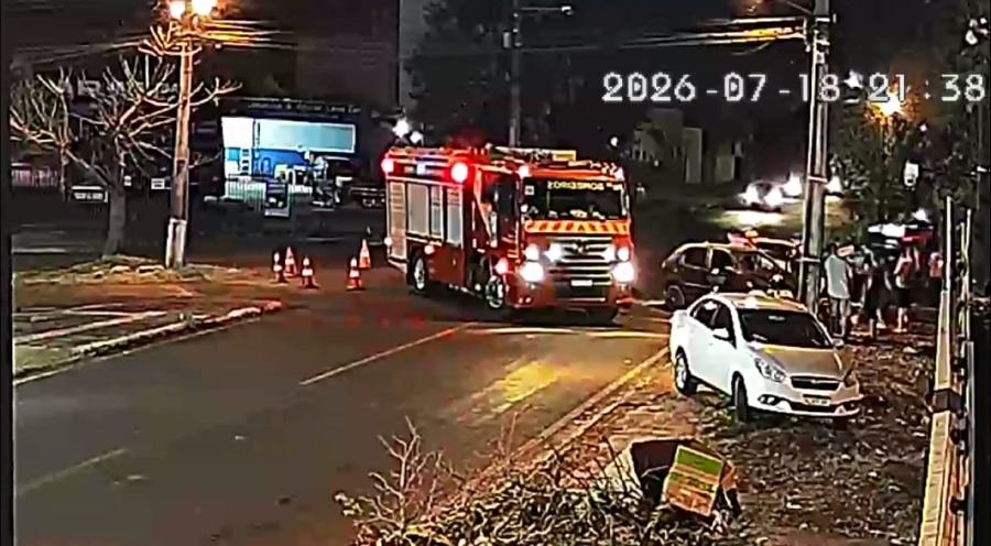 Câmera flagra acidente entre carros e motociclista fica ferido em cruzamento 