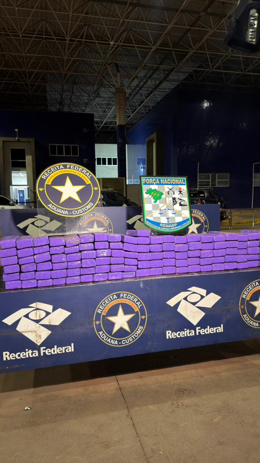 Receita Federal retém cerca de 100 kg de substância análoga à maconha escondidos em fundo falso de veículo 