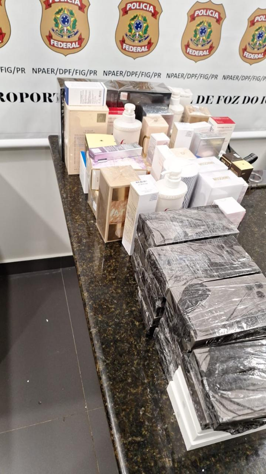 PF prende passageiro com carga de celulares e perfumes no aeroporto de Foz