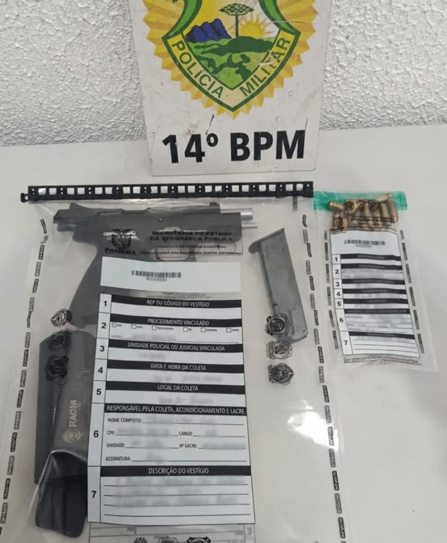 Homem aponta pistola e puxa gatilho contra policial