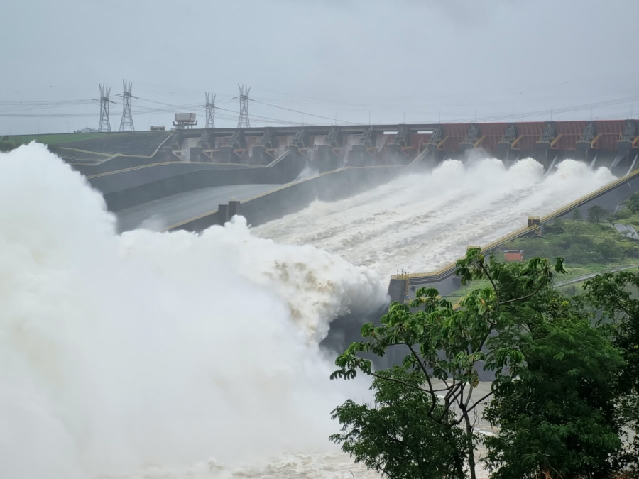 Itaipu fecha calha central do vertedouro e mantém controle do nível do rio Paraná