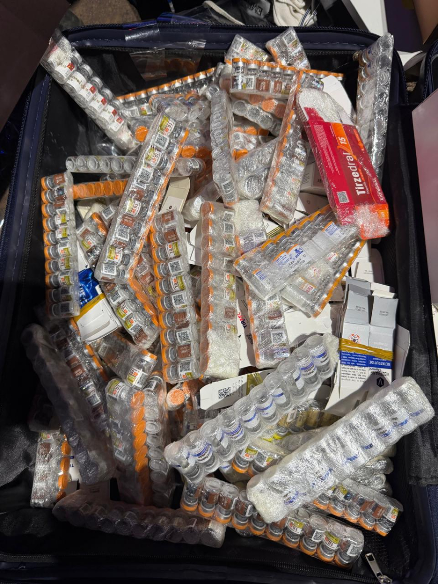 Receita Federal apreende cerca de 700 ampolas de medicamentos emagrecedores em ônibus na BR-277